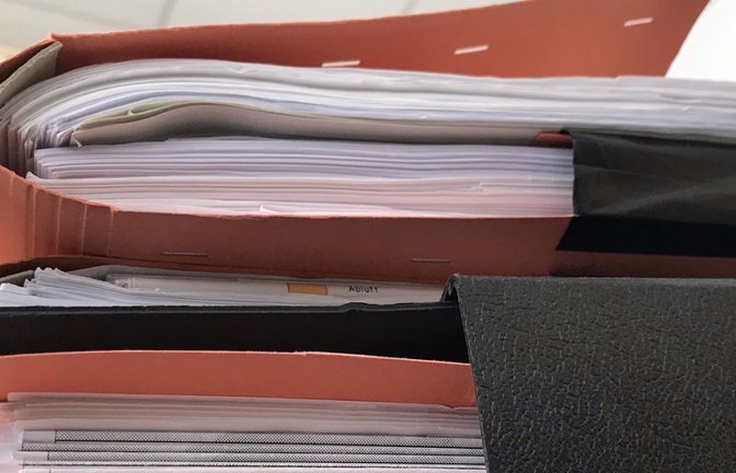 Solche umfangreichen Bauakten soll es im Landratsamt Enzkreis immer weniger geben, weil das Antragsverfahren seit Januar durchgehend digital abgewickelt werden kann.  <span class='image-autor'>Foto: LE/Hetzel</span>