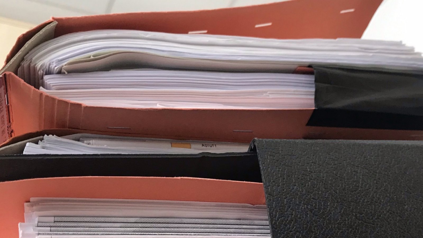 Solche umfangreichen Bauakten soll es im Landratsamt Enzkreis immer weniger geben, weil das Antragsverfahren seit Januar durchgehend digital abgewickelt werden kann. Foto: LE/Hetzel Solche umfangreichen Bauakten soll es im Landratsamt Enzkreis immer weniger geben, weil das Antragsverfahren seit Januar durchgehend digital abgewickelt werden kann. Foto: LE/Hetzel