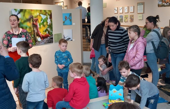 Mit Spaß dabei: die Familien in der Sonderausstellung „Mit versteckter Kamera“.  <span class='image-autor'>Foto: Glemser</span>