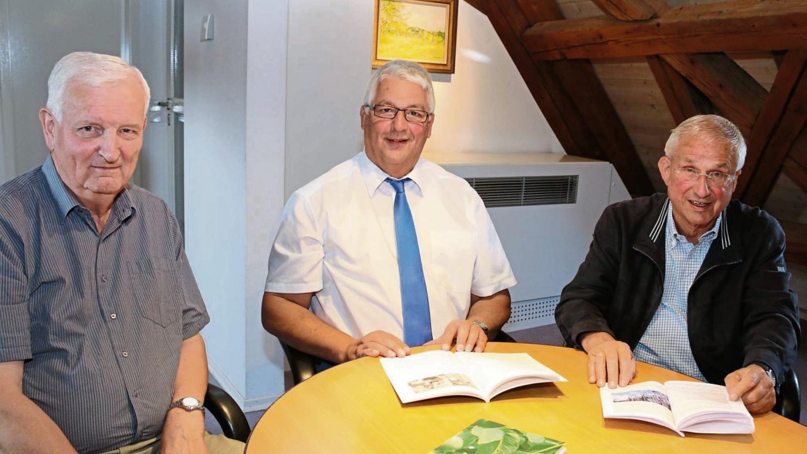 Die beiden Ortshistoriker Erwin Gayer (links) und Fritz Schurr (rechts) legen das erste Nussdorfer Geschichtsheft „Nussblätter“ vor. In der Mitte Bürgermeister Peter Schäfer. Foto: Bögel Die beiden Ortshistoriker Erwin Gayer (links) und Fritz Schurr (rechts) legen das erste Nussdorfer Geschichtsheft „Nussblätter“ vor. In der Mitte Bürgermeister Peter Schäfer. Foto: Bögel