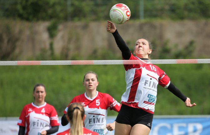 Für Merle Bremer, Ricarda Stübbe, Lisa Knodel (von rechts) ist es Monate her, dass sie unter Wettkampfbedingungen Faustball gespielt haben. Morgen geht es um den Aufstieg. <span class='image-autor'>Foto: Küppers</span>