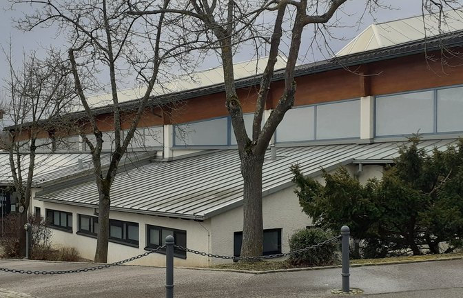 Unter keinem guten Stern: die Sanierung des Dachs der Sporthalle. <span class='image-autor'>Foto: Glemser</span>