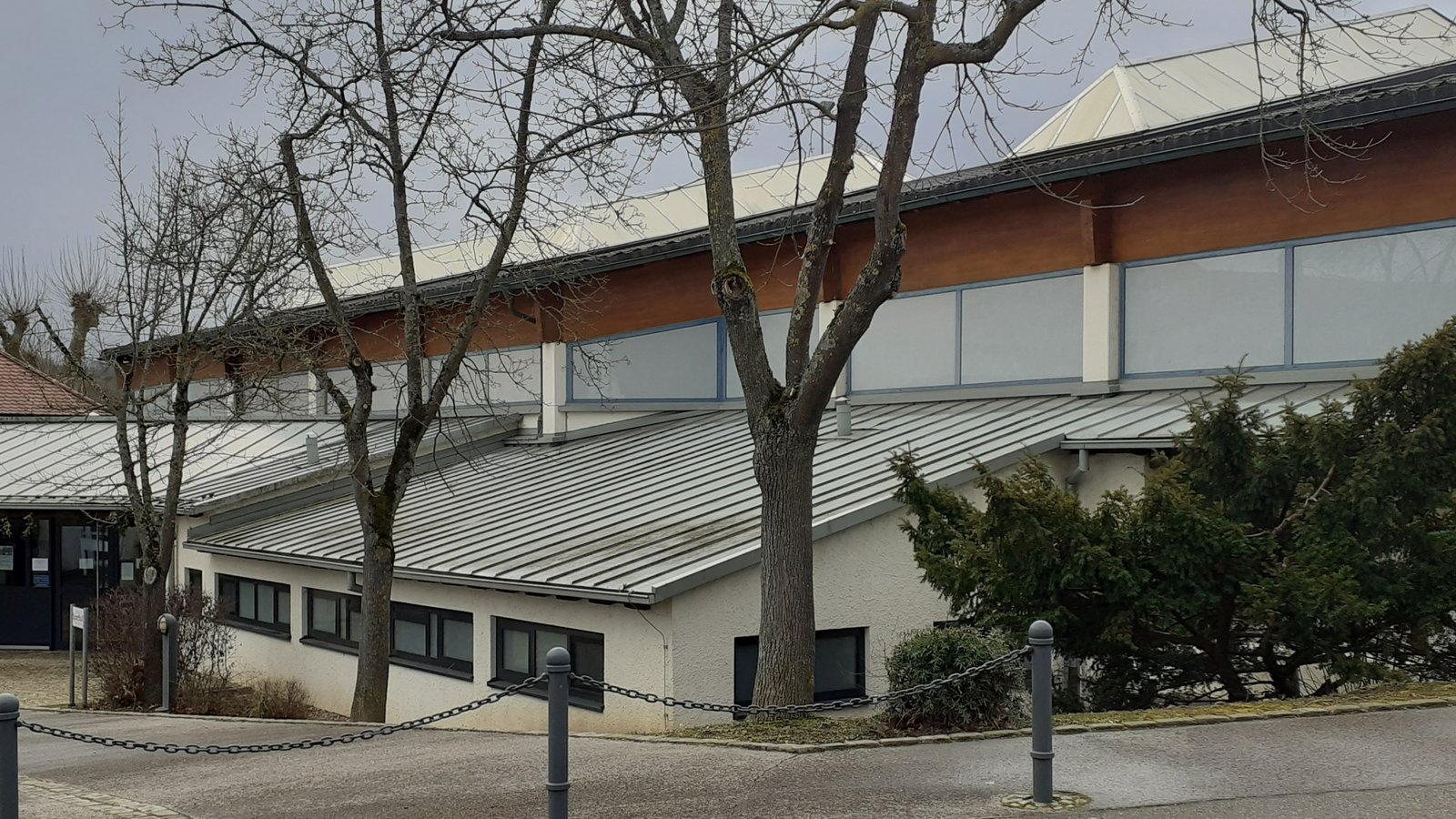 Unter keinem guten Stern: die Sanierung des Dachs der Sporthalle. Foto: Glemser Unter keinem guten Stern: die Sanierung des Dachs der Sporthalle. Foto: Glemser