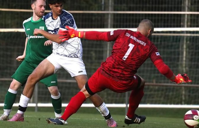 In der ersten Pokalrunde schalteten die TSF Ditzingen den TSV Münchingen aus: TSF-Spieler Arne Poster (li.) erzielt das 2:0 gegen Julian Guha und Torhüter Maximilian Kunz<span class='image-autor'>Andreas Gorr</span>