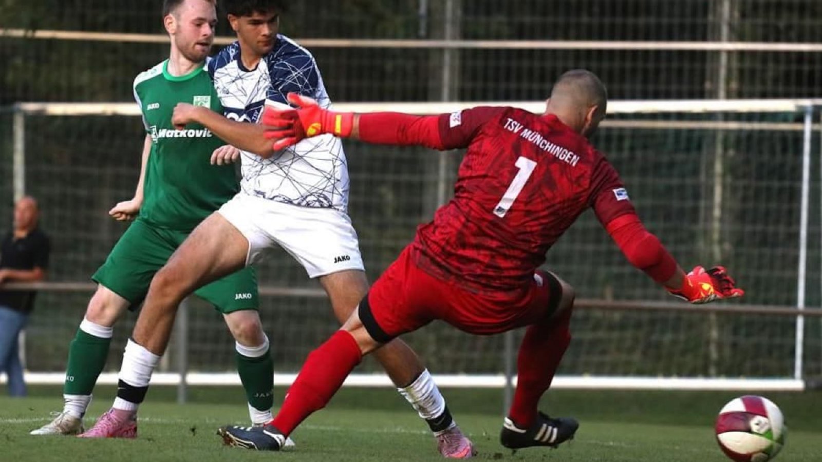 In der ersten Pokalrunde schalteten die TSF Ditzingen den TSV Münchingen aus: TSF-Spieler Arne Poster (li.) erzielt das 2:0 gegen Julian Guha und Torhüter Maximilian KunzAndreas Gorr