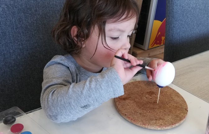Auch der Nachwuchs aus der VKZ-Redaktion hat schon fleißig Eier bemalt. Wir wünschen allen Leserinnen und Lesern frohe Ostern und eine erfolgreiche Eiersuche.