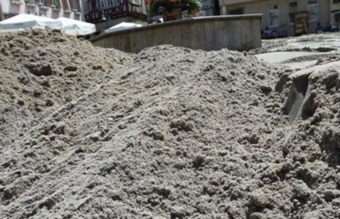 Rheinsand auf dem Vaihinger Marktplatz. Foto: Rücker