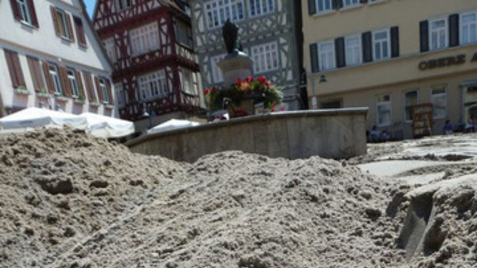 Rheinsand auf dem Vaihinger Marktplatz. Foto: Rücker Rheinsand auf dem Vaihinger Marktplatz. Foto: Rücker