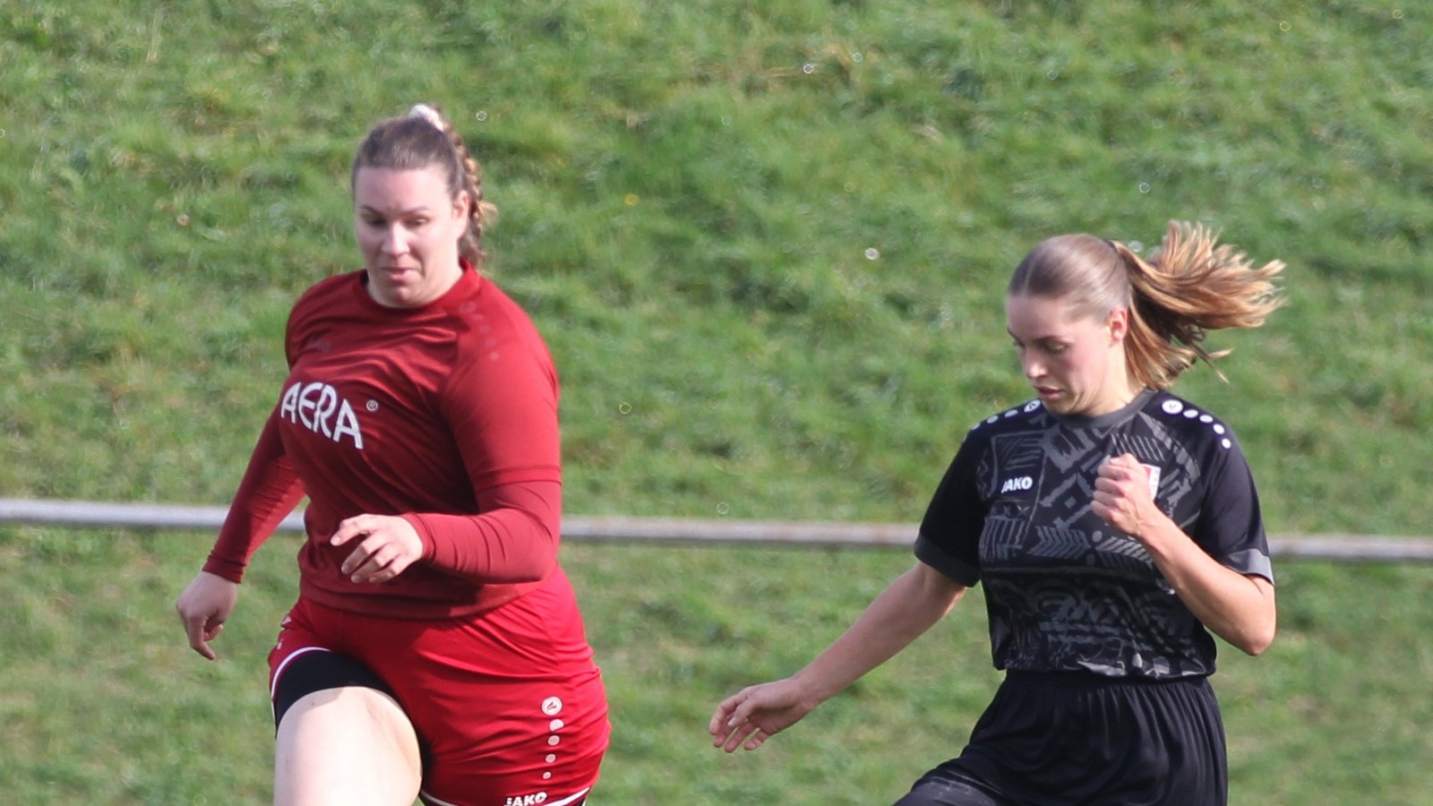 Nadine Wanner (links) hat mit der SGM Horrheim/Sternenfels/Häfnerhaslach das Nachsehen im Auswärtsspiel beim SV Salamander Kornwestheim. Archivfoto: Dittrich Nadine Wanner (links) hat mit der SGM Horrheim/Sternenfels/Häfnerhaslach das Nachsehen im Auswärtsspiel beim SV Salamander Kornwestheim. Archivfoto: Dittrich