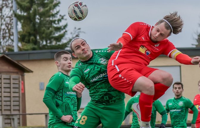 Der Oeffinger Linus Benz trifft im Stadtderby gegen den SV Fellbach II zum 1:0.<span class='image-autor'>Archiv Günter Schmid</span>