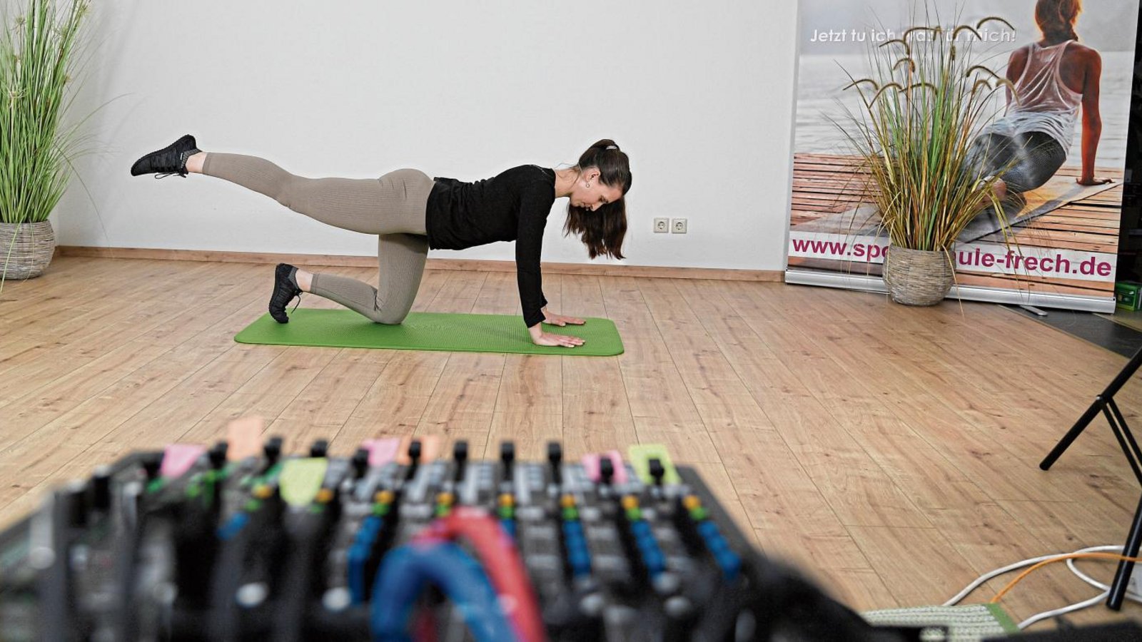 Statt vor Kursteilnehmern macht Nina Kern vom Gesundheitszentrum & Sportschule Frech die Übungen nur vor Streming-Equipment vor. Die Mitglieder sind nur online zugeschaltet. Foto: Leitner