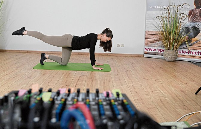 Statt vor Kursteilnehmern macht Nina Kern vom Gesundheitszentrum & Sportschule Frech die Übungen nur vor Streming-Equipment vor. Die Mitglieder sind nur online zugeschaltet. Foto: Leitner