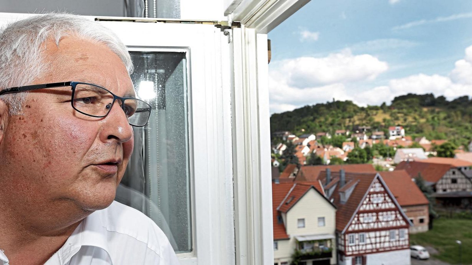 Die Landschaft gehört zu dem, was Peter Schäfer vor mehr als 20 Jahren nach Eberdingen gelockt hat. Vom Fenster seines Büros im Rathaus sieht er auf Fachwerk und Hügel. Foto: Küppers