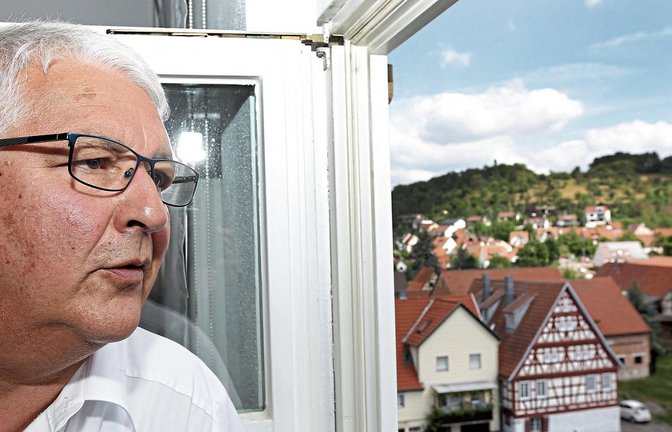 Die Landschaft gehört zu dem, was Peter Schäfer vor mehr als 20 Jahren nach Eberdingen gelockt hat. Vom Fenster seines Büros im Rathaus sieht er auf Fachwerk und Hügel. Foto: Küppers
