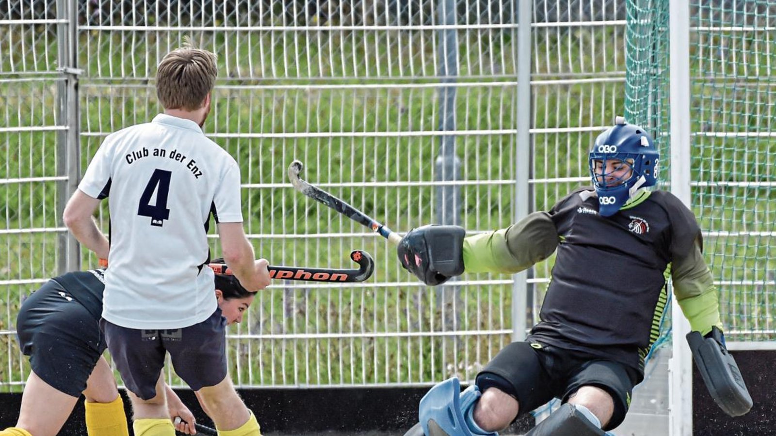 Daniel Löpsinger hat mehrere Großchancen der Franzosen vereitelt und so den Arbeitssieg der SG gesichert. Foto: Leitner Daniel Löpsinger hat mehrere Großchancen der Franzosen vereitelt und so den Arbeitssieg der SG gesichert. Foto: Leitner