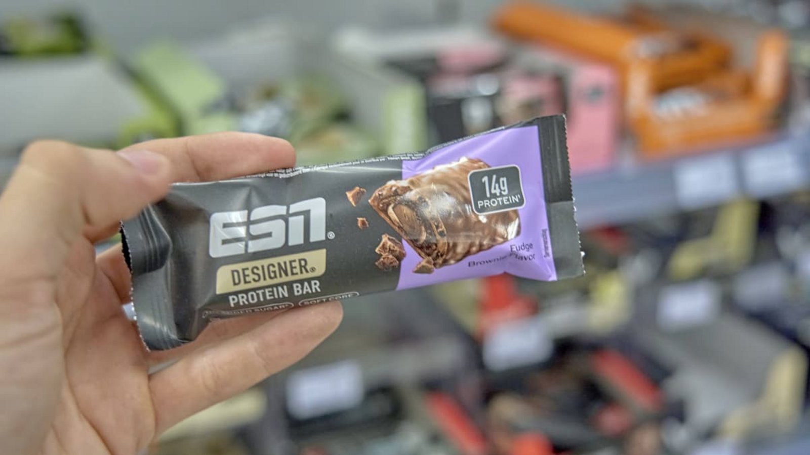 Wegen möglicher Fremdkörper hat die Elmshorner Fitmart GmbH &amp; Co. KG eine Charge des Proteinriegels ESN Designer Protein Bar Dark Chocolate Salted Almond zurückgerufen (Symbolfoto).<span class='image-autor'>IMAGO/imagebroker</span>