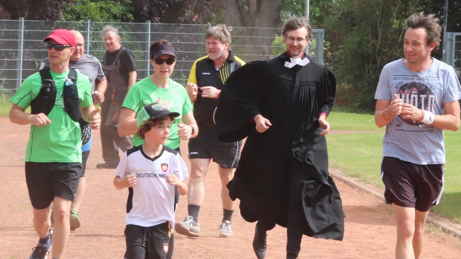 Beim Inklusionslauf der Lebenshilfe Vaihingen-Mühlacker geht es um einen guten Zweck, aber auch der Spaß kommt bei den Teilnehmern nicht zu kurz. Archivfoto: VKZ/Arning