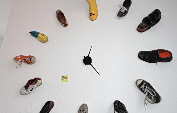 Zeitmessung einmal anders: Damit diese Uhr in Ludwigsburg richtig läuft, braucht sie eben ein paar Schuhe.  Foto: Rieger