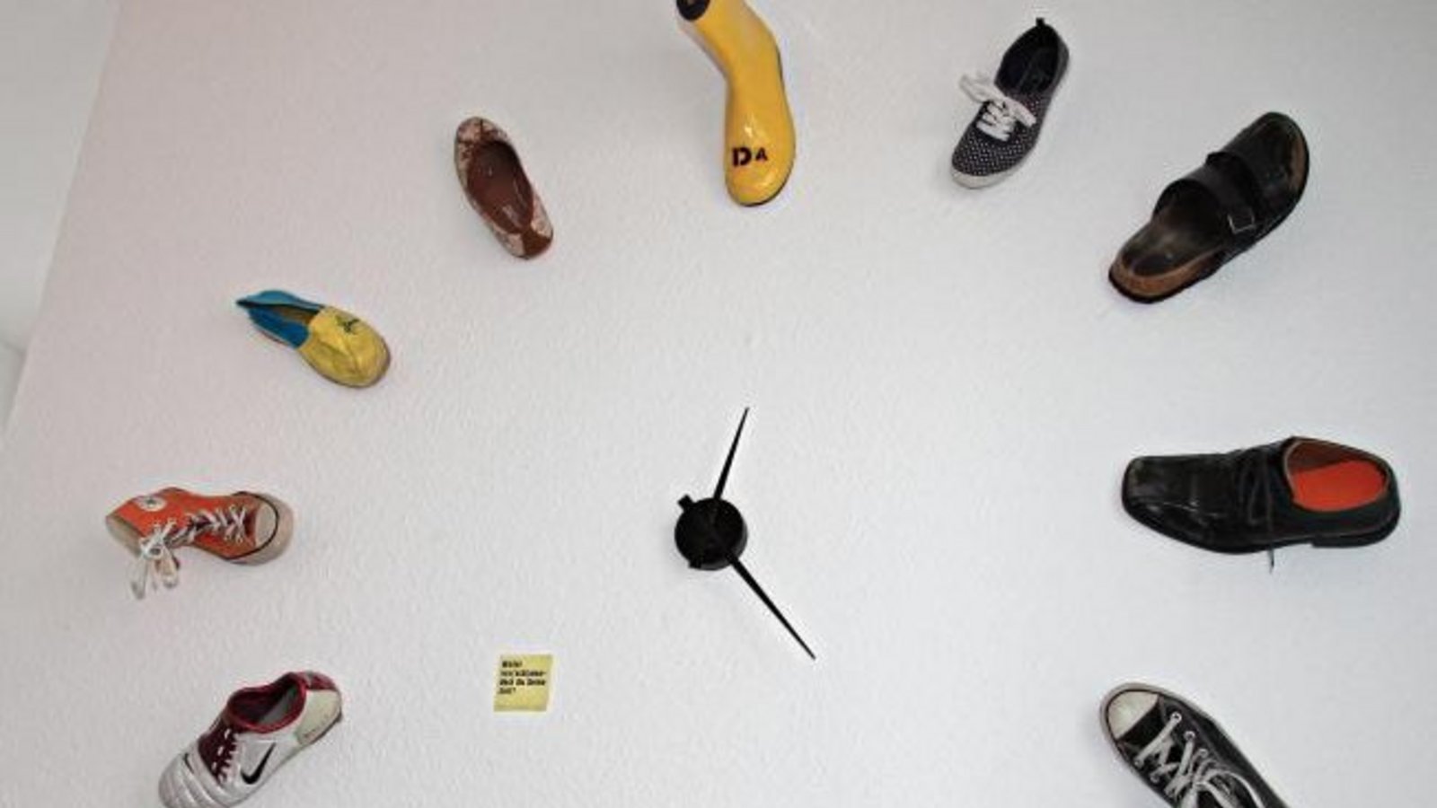 Zeitmessung einmal anders: Damit diese Uhr in Ludwigsburg richtig läuft, braucht sie eben ein paar Schuhe.  Foto: Rieger