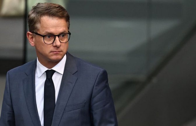 Bei der Pflegereform steht die SPD (noch) nicht an seiner Seite: Gesundheitsminister Carsten Linnemann (CDU).<span class='image-autor'>Michael Brandt/dpa</span>
