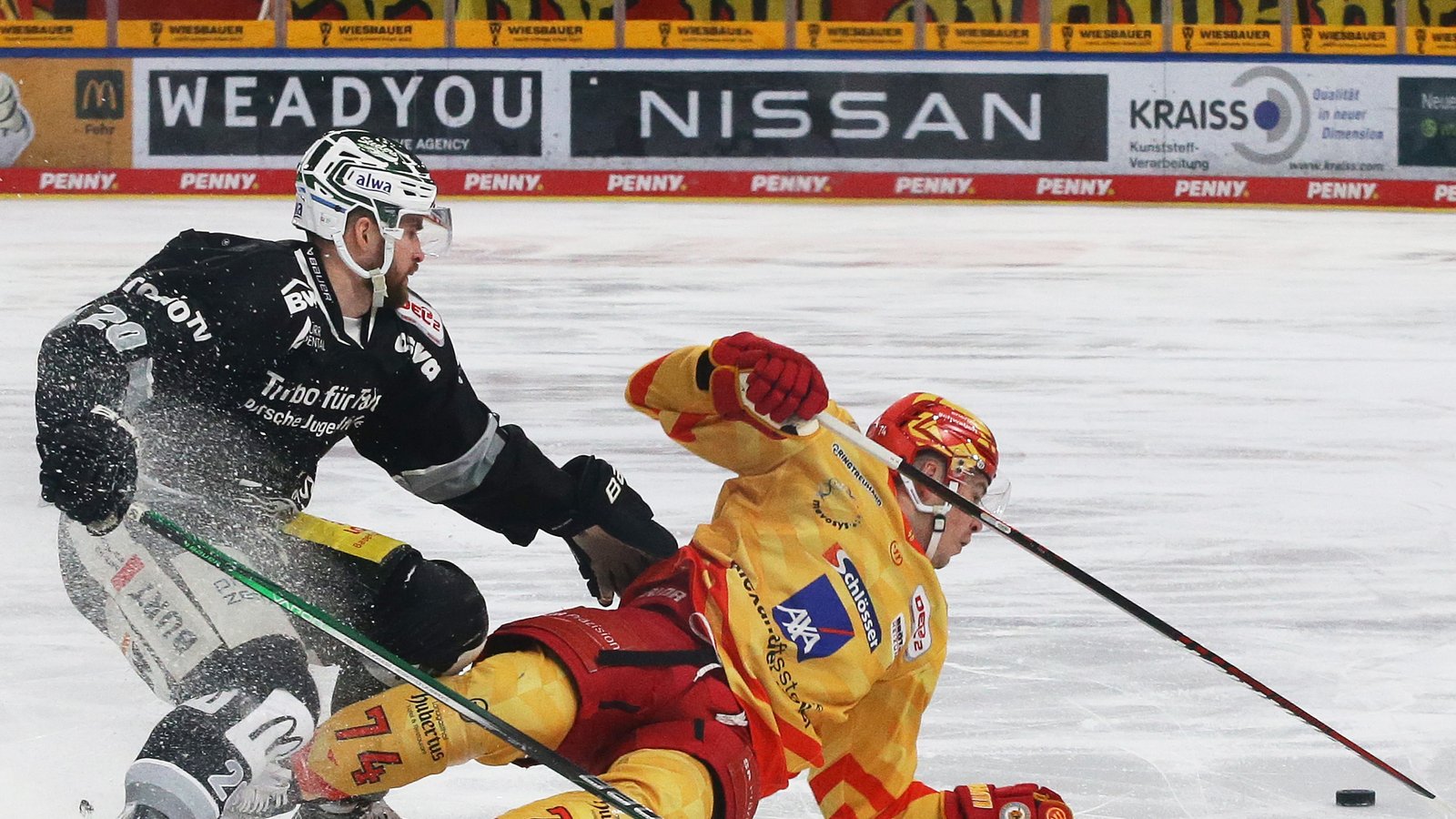 Das Nachsehen hat Niklas Heinzinger (links) mit den Bietigheim Steelers gegen den ESV Kaufbeuren und Sebastian Gorcik. Foto: Baumann Das Nachsehen hat Niklas Heinzinger (links) mit den Bietigheim Steelers gegen den ESV Kaufbeuren und Sebastian Gorcik. Foto: Baumann