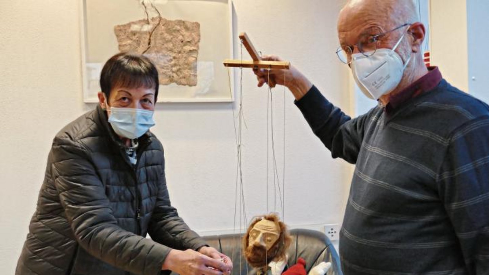 Wolfgang Bürger und Renate Plumbohm von der MarionettenBühne Mottenkäfig senden das Signal: „Uns gibt es noch.“  Foto: Roth