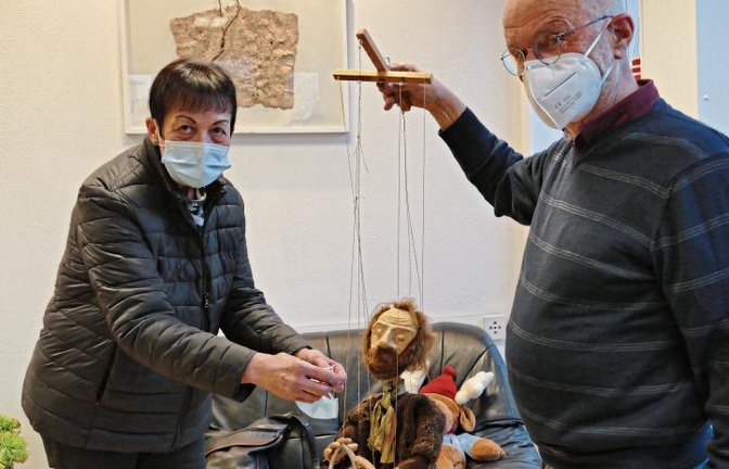 Wolfgang Bürger und Renate Plumbohm von der MarionettenBühne Mottenkäfig senden das Signal: „Uns gibt es noch.“  Foto: Roth