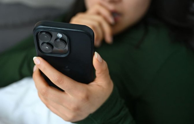 Mehr als die Hälfte der Jugendlichen in Deutschland wünscht sich ein Social-Media-Verbot, wie eine neue Umfrage der Techniker Krankenkasse zeigt.<span class='image-autor'>Elisa Schu/dpa</span>