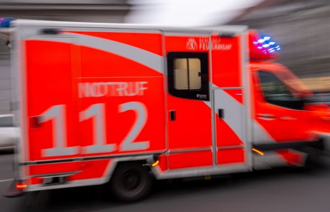 Der verletzte Junge wurde mit dem Rettungswagen in ein Krankenhaus gebracht (Symbolfoto).<span class='image-autor'>Monika Skolimowska/dpa</span>