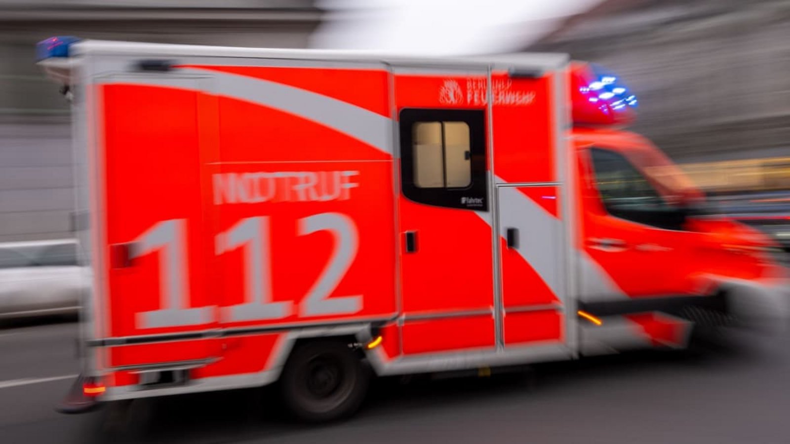Der verletzte Junge wurde mit dem Rettungswagen in ein Krankenhaus gebracht (Symbolfoto).Monika Skolimowska/dpa