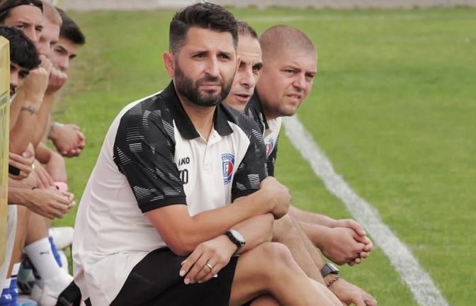 Der Calcio-Trainer Adem Demir trifft auf einen Teamkollegen aus seiner Jugendzeit.<span class='image-autor'>Günter Bergmann</span>