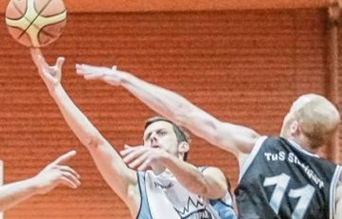 Basketball – im Bild Ingo Jahn (links) von der BSG Vaihingen/Sachsenheim – ist ein intensives und athletisches Spiel.  Foto: Simecek