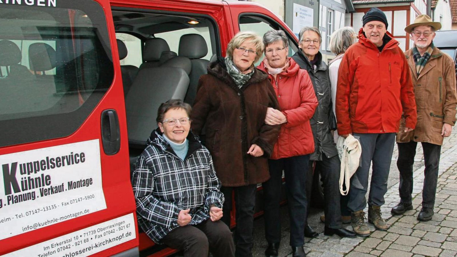 Sechs Teilnehmer und der ehrenamtliche Fahrer Ulrich Stratemeier (rechts) gestern Morgen kurz vor der Abfahrt nach Bad Liebenzell. Fotos: Rücker Sechs Teilnehmer und der ehrenamtliche Fahrer Ulrich Stratemeier (rechts) gestern Morgen kurz vor der Abfahrt nach Bad Liebenzell. Fotos: Rücker