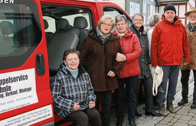 Sechs Teilnehmer und der ehrenamtliche Fahrer Ulrich Stratemeier (rechts) gestern Morgen kurz vor der Abfahrt nach Bad Liebenzell.  Fotos: Rücker