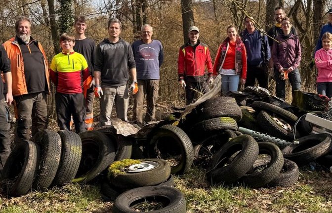 Eine unschöne Überraschung: rund 40 Altreifen mitten im Wald. <span class='image-autor'>Foto: Landratsamt Ludwigsburg</span>