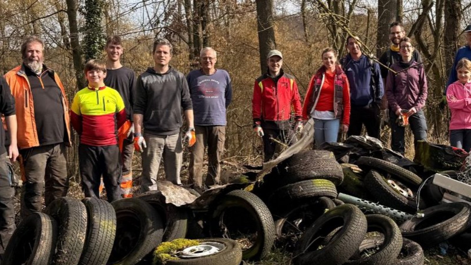 Eine unschöne Überraschung: rund 40 Altreifen mitten im Wald. Foto: Landratsamt Ludwigsburg Eine unschöne Überraschung: rund 40 Altreifen mitten im Wald. Foto: Landratsamt Ludwigsburg