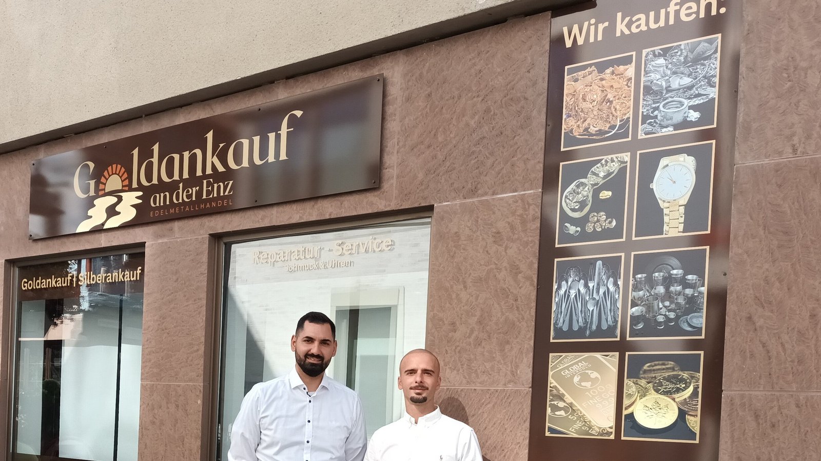 Die Inhaber Jonathan Konutgan (links) und Deniz Cello freuen sich, Besucher in ihren hochwertig ausgestatteten Geschäftsräumen in der Vaihinger Fußgängerzone willkommen zu heißen.		 Foto: Kniep