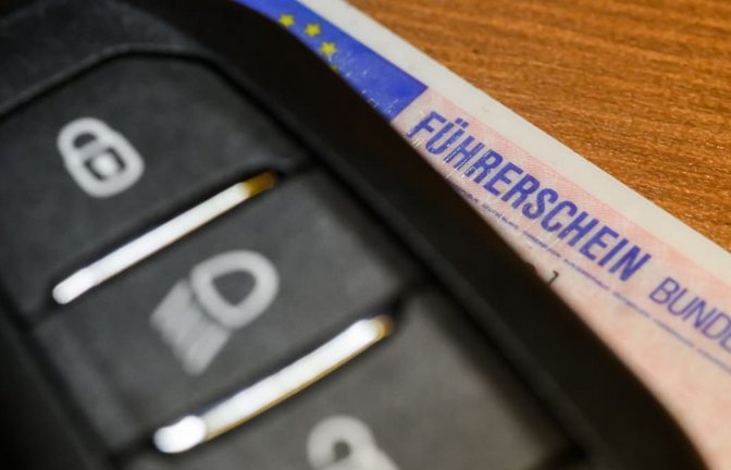 Noch an der Unfallstelle kassieren die Polizisten den Führerschein des jungen Mannes ein. .<span class='image-autor'>Robert Michael/dpa</span>