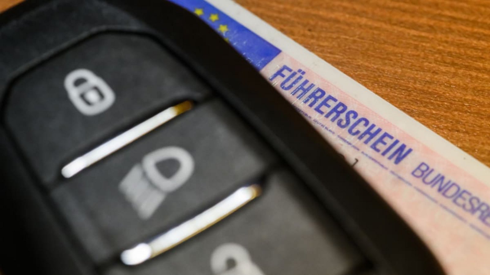 Noch an der Unfallstelle kassieren die Polizisten den Führerschein des jungen Mannes ein. .Robert Michael/dpa Noch an der Unfallstelle kassieren die Polizisten den Führerschein des jungen Mannes ein. .Robert Michael/dpa