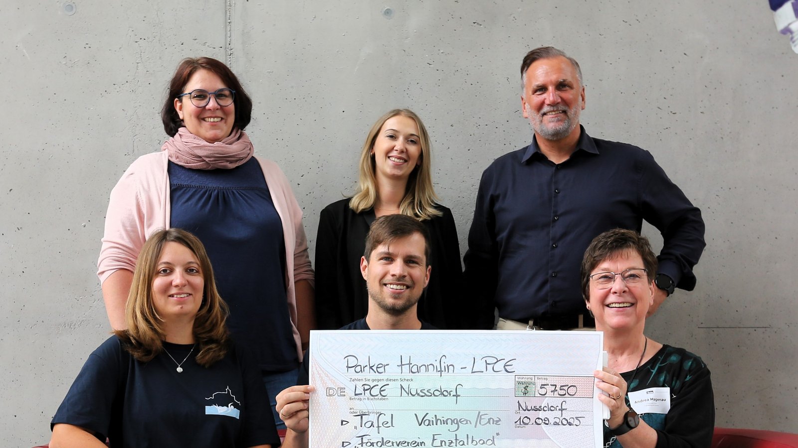 Spendenübergabe auf dem roten Sofa (hinten von links): Anja Schüle, Isabell Zoglowek und Thomas Häfner überreichen Spendenschecks an (vorne von links) Sophia Murschel und Christoph Irion vom Förderverein Enztalbad und Diakonie-Geschäftsführerin Andrea Magenau. Foto: Küppers