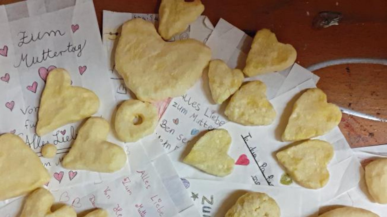 In der einen Präsenzwoche, in der Wechselunterricht stattfand, haben die Schülerinnen und Schüler der Schlossbergschule in Vaihingen schon an den Muttertag gedacht. Neben dem Schreiben kleiner Briefe haben einige Viertklässler Seifenherzen hergestellt – jedes Herz ist ein Unikat. Foto: Pfisterer In der einen Präsenzwoche, in der Wechselunterricht stattfand, haben die Schülerinnen und Schüler der Schlossbergschule in Vaihingen schon an den Muttertag gedacht. Neben dem Schreiben kleiner Briefe haben einige Viertklässler Seifenherzen hergestellt – jedes Herz ist ein Unikat. Foto: Pfisterer