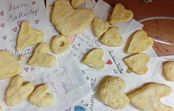 In der einen Präsenzwoche, in der Wechselunterricht stattfand, haben die Schülerinnen und Schüler der Schlossbergschule in Vaihingen schon an den Muttertag gedacht. Neben dem Schreiben kleiner Briefe haben einige Viertklässler Seifenherzen hergestellt – jedes Herz ist ein Unikat.  Foto: Pfisterer