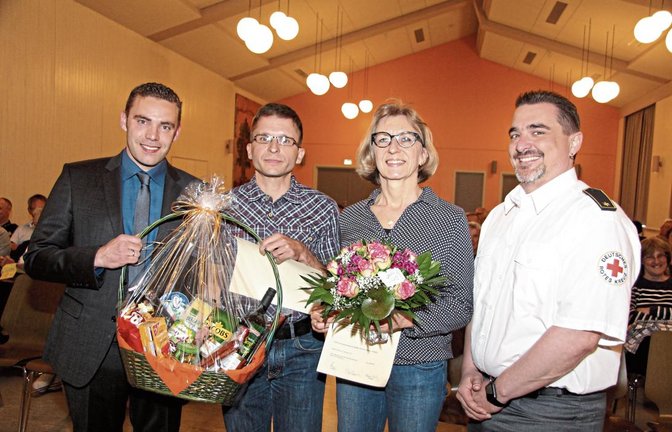Bürgermeister Frank Wittendorfer (links) freute sich mit den geehrten Blutspendern Thorsten Schuhmann und Martina Schäberle sowie Steffen Schassberger vom DRK Ludwigsburg.  Fotos: Gergen