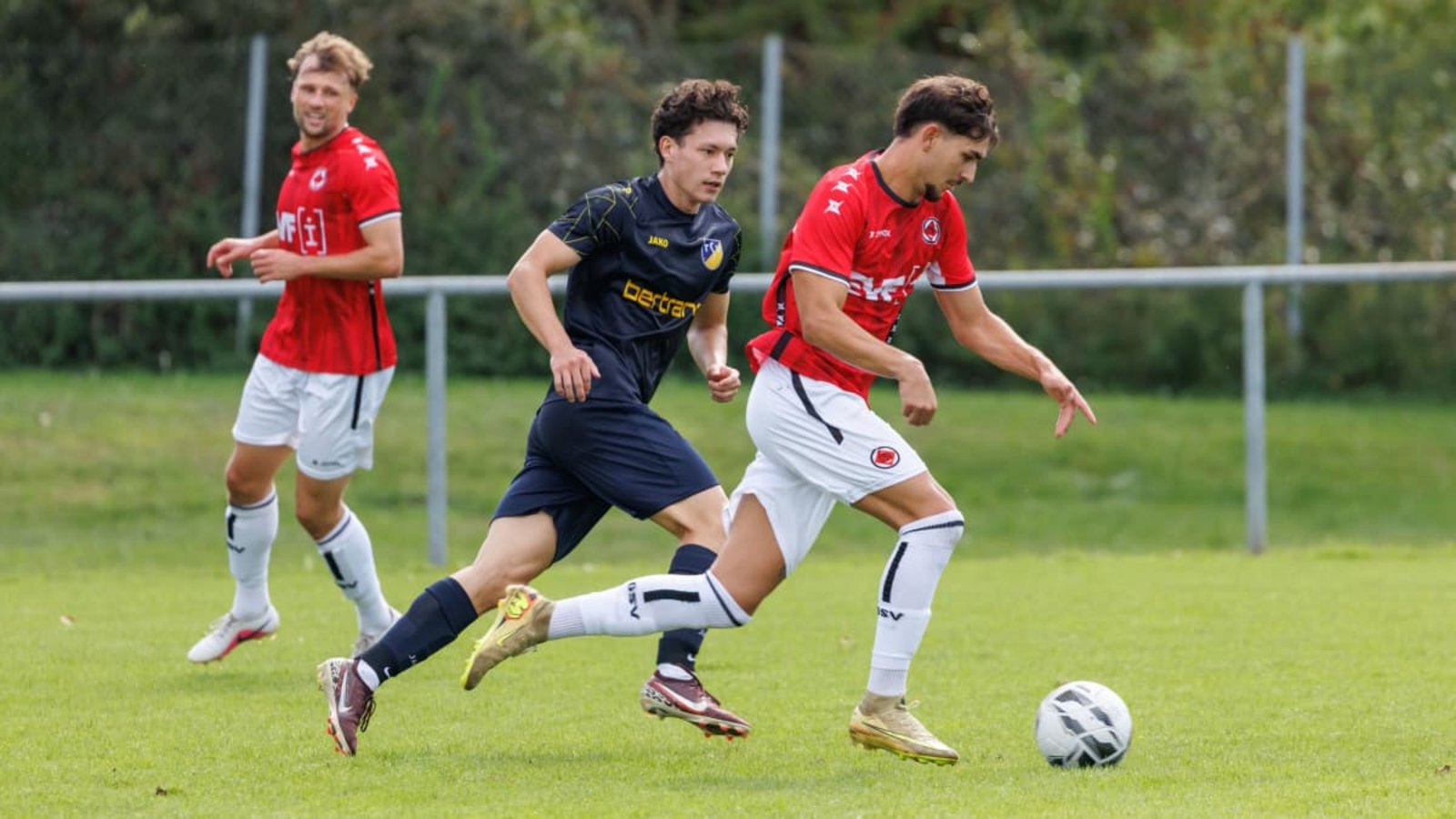 Es musste irgendwann zwangsweise so kommen: Entscheidend wird jetzt sein, wie Lion Janzen (MItte) und der TSV Ehningen mit dem 0:5 gegen den 1.Göppinger SV (in Rot) umgehen.Stefanie Schlecht Es musste irgendwann zwangsweise so kommen: Entscheidend wird jetzt sein, wie Lion Janzen (MItte) und der TSV Ehningen mit dem 0:5 gegen den 1.Göppinger SV (in Rot) umgehen.Stefanie Schlecht