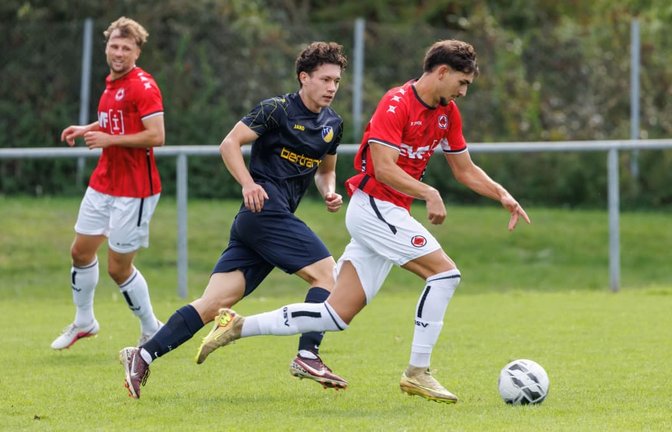 Es musste irgendwann zwangsweise so kommen: Entscheidend wird jetzt sein, wie Lion Janzen (MItte) und der TSV Ehningen mit dem 0:5 gegen den 1.Göppinger SV (in Rot) umgehen.<span class='image-autor'>Stefanie Schlecht</span>