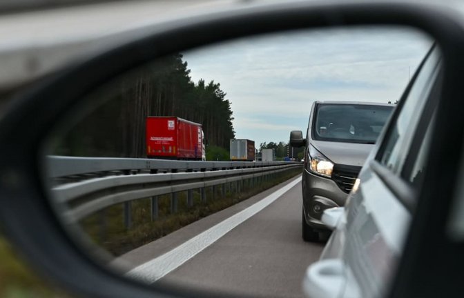 Lichthupe, Drängeln, Hupen: Jeder Zweite gibt zu, im Verkehr öfter mal den Vorausfahrenden zu bedrängen.<span class='image-autor'>dpa-Zentralbild</span>