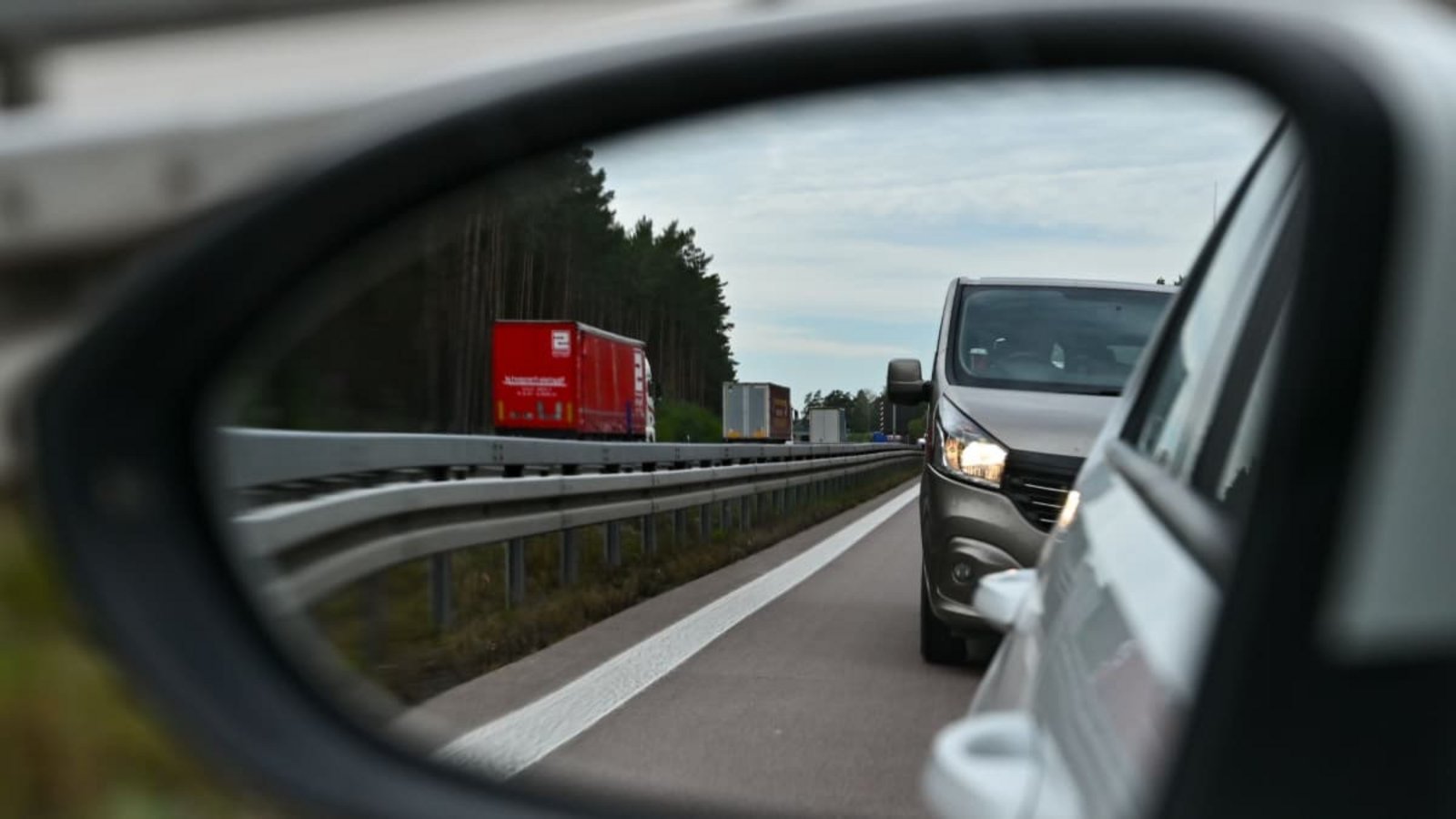 Lichthupe, Drängeln, Hupen: Jeder Zweite gibt zu, im Verkehr öfter mal den Vorausfahrenden zu bedrängen.dpa-Zentralbild Lichthupe, Drängeln, Hupen: Jeder Zweite gibt zu, im Verkehr öfter mal den Vorausfahrenden zu bedrängen.dpa-Zentralbild
