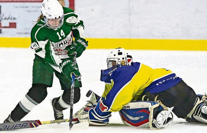 Steelers-Stürmerin Natalie Mackrell (links) trifft zum 1:1-Ausgleich im Spiel gegen den ESC Hügelsheim.  Foto: Baumann