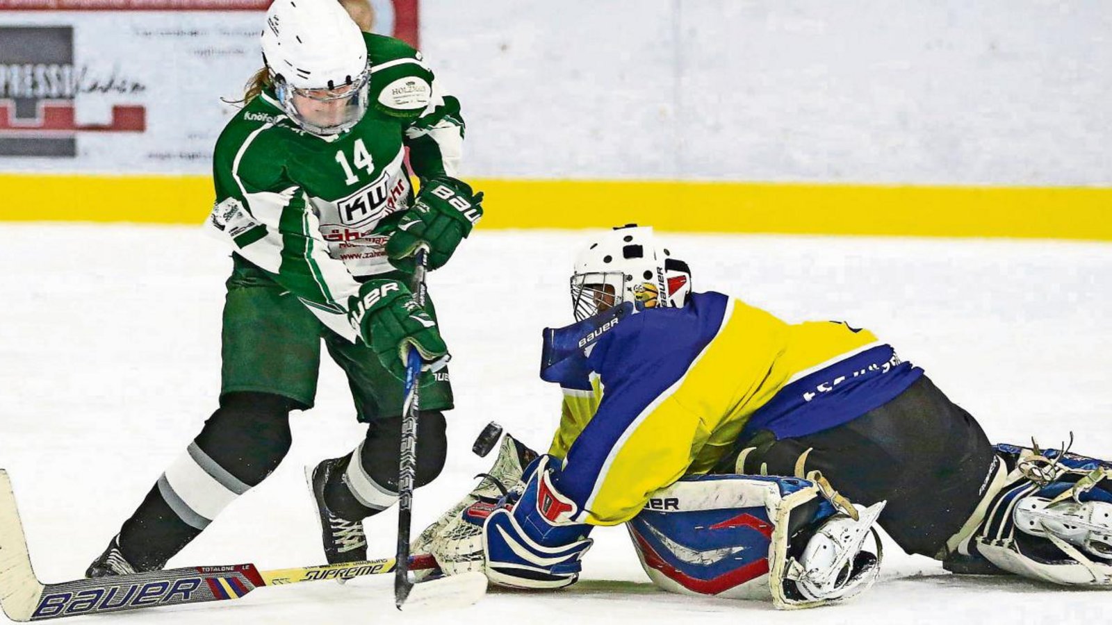 Steelers-Stürmerin Natalie Mackrell (links) trifft zum 1:1-Ausgleich im Spiel gegen den ESC Hügelsheim. Foto: Baumann Steelers-Stürmerin Natalie Mackrell (links) trifft zum 1:1-Ausgleich im Spiel gegen den ESC Hügelsheim. Foto: Baumann
