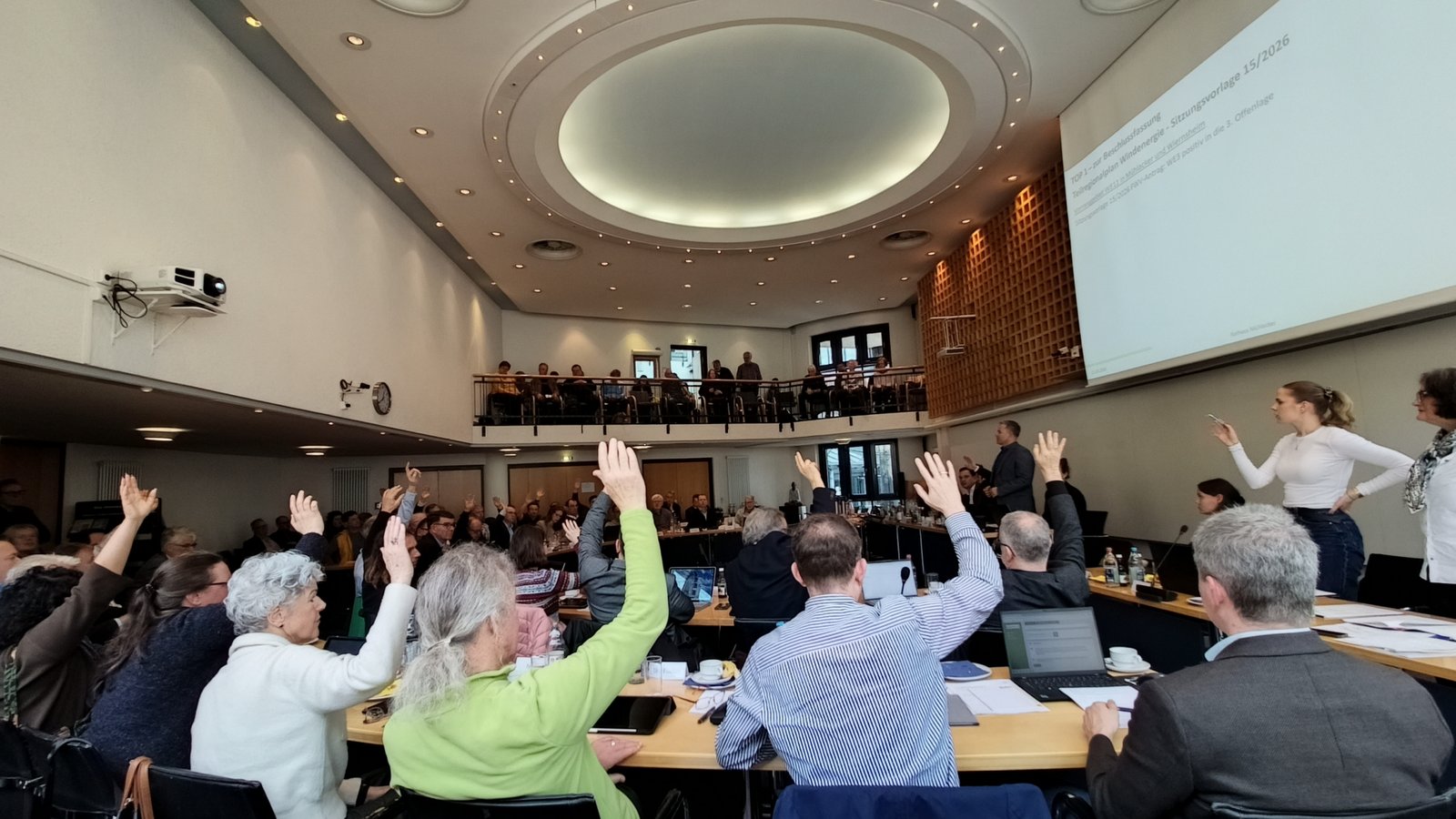 Wie geht es weiter mit den geplanten Windenergieanlagen auf Neulinger Gemarkung, die den Welterbestatus des Klosters Maulbronns gefährden könnten? Eine dritte Offenlage soll für Klarheit sorgen. Für die Nussdorfer Sonnenberg-Siedlung wird selbige hingegen abgelehnt. Fotos: Göbel Wie geht es weiter mit den geplanten Windenergieanlagen auf Neulinger Gemarkung, die den Welterbestatus des Klosters Maulbronns gefährden könnten? Eine dritte Offenlage soll für Klarheit sorgen. Für die Nussdorfer Sonnenberg-Siedlung wird selbige hingegen abgelehnt. Fotos: Göbel